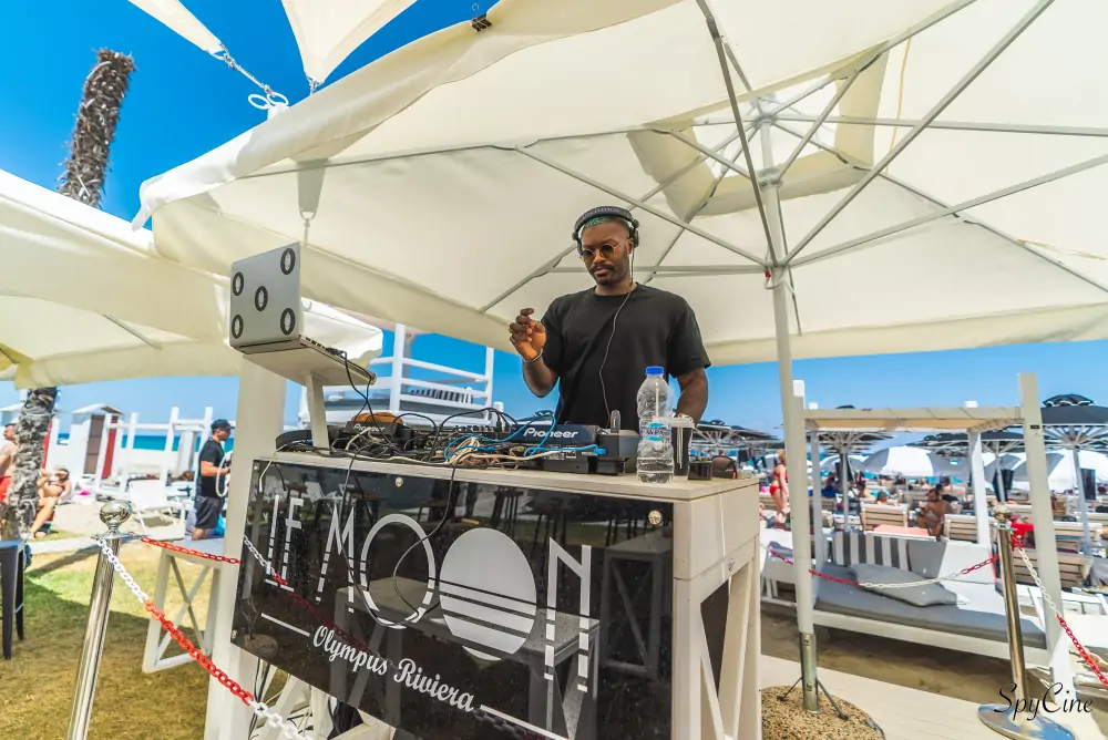 Cissé behind the decks