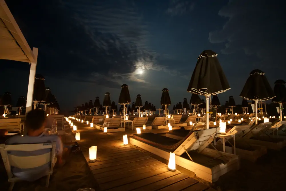 LeMoon, by the water